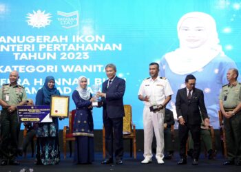 MOHAMAD Hasan menyampaikan Anugerah Ikon Menteri Pertahanan 2023 kepada Ameera Hannan Muhammad Habib - IHSAN KEMENTERIAN PERTAHANAN