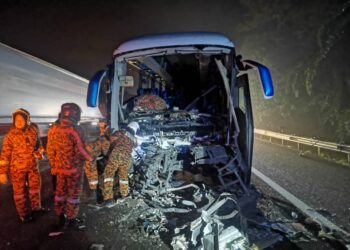 SEBUAH bas ekspres merempuh belakang sebuah treler di Kilometer 220.7 PLUS arah utara berhampiran Alor Gajah, Melaka kira-kira pukul 1.30 pagi tadi.