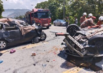ANGGOTA bomba mengeluarkan mangsa dalam kemalangan dua kenderaan di berhampiran Serendah Golf Resort, Jalan Kuala Kubu Bharu Rawang-Bukit Beruntung, Rawang hari ini.