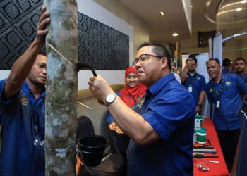 AHMAD Zainal Abdullah (kanan) menunjukan kemahiran menoreh getah selepas merasmikan Majlis Kempen Gerakan Peningkatan Produktiviti Getah (GPPG) dan Konvensyen Amalan Pertanian Baik (GAP) Risda Negeri Kelantan 2023, di Kota Bharu, Kelantan hari ini-UTUSAN/KAMARUL BISMI KAMARUZAMAN