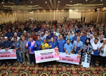 AHMAD Zainal Abdullah (tengah) bergambar dengan penerima insentif selepas merasmikan Kempen Gerakan Peningkatan Produktiviti Getah dan Konvensyen Amalan Pertanian Baik (GAP) Risda di Kota Bharu, Kelantan hari ini-UTUSAN/KAMARUL BISMI KAMARUZAMAN