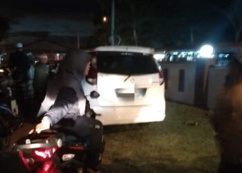 SEORANG lelaki ditemukan meninggal dunia di dalam Proton Exora di hadapan Masjid Taman Keladi, Sungai Petani.