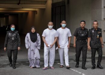 TIGA sahabat termasuk seorang wanita keluar dari Mahkamah Persekutuan Putrajaya selepas dibebaskan daripada hukuman gantung atas kesalahan membunuh seorang lelaki tujuh tahun lalu yang mayatnya masih belum ditemukan sehingga kini. -UTUSAN/FAISOL MUSTAFA