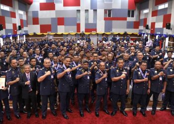 ABDUL Wahab Mat Yasin (tengah) bergambar bersama penerima anugerah selepas Majlis Pelancaran Bulan Kesiapsiagaan Bencana JBPM 2023.