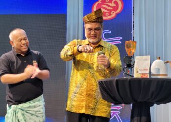 MOHAMAD Nasriff Daud (kanan) menyempurnakan gimik perasmian Kalafest 2023 di KTC, Kota Bharu, Kelantan hari ini. UTUSAN/MUSTAQIM MOHAMED