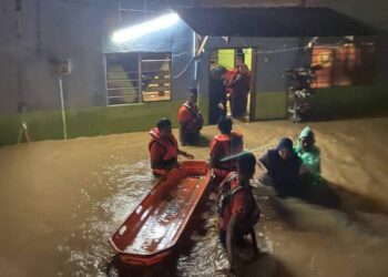 ANGGOTA APM membantu mengeluarkan mangsa banjir yang terperangkap di dalam rumah mereka di beberapa buah kampung di Mukim Siong, Baling.