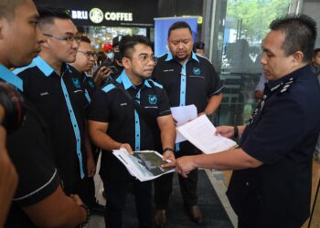 SETIAUSAHA Agung Pertubuhan Kemanusiaan Masyarakat Antarabangsa Malaysia (MHO), Datuk Hishamuddin Hashim menyerahkan
penyataan tambahan di bawah Seksyen 112 Kanun Tatacara Jenayah berkenaan dengan kes skim pelaburan dan pakej pembinaan hartanah yang meragukan kepada wakil Jabatan Siasatan Jenayah Komersial  Bukit Aman di JSJK, Menara 238, Jalan Tun Razak. -UTUSAN/SADDAM YUSOFF