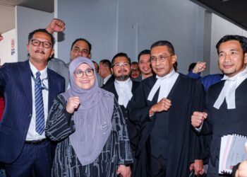 MAS ERMIEYATI Samsudin bersama barisan peguamnya di Kompleks Mahkamah, Ayer Keroh, Melaka. - UTUSAN/SYAFEEQ AHMAD