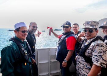 NORZAM Mustapa (tiga kiri) membunyikan hon sebagai simbolik merasmikan program Penenggelaman Vesel Nelayan Asing Lucut Hak Bersama Tukun Konkrit Tiruan di Perairan Kuala Besar, Kota Bharu, Kelantan hari ini-UTUSAN/KAMARUL BISMI KAMARUZAMAN