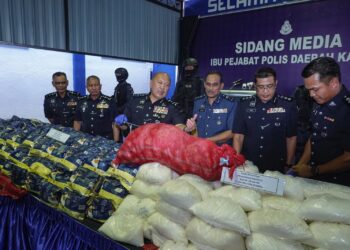 KAMARUDIN MD. Din (tengah) melihat rampasan dadah jenis syabu dan kokain selepas berjaya menumpaskan sindiket pengedaran dan penyeludupan dadah yang bernilai RM 33.73 juta di Lembah Klang ketika sidang akhbar di Ibu Pejabat Polis Daerah Kajang di sini hari ini. UTUSAN/AMIR KHALID