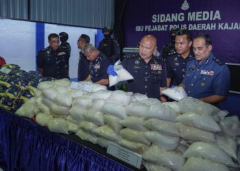 KAMARUDIN Md. Din (tengah) melihat rampasan dadah jenis syabu dan kokain selepas berjaya menumpaskan sindiket pengedaran dan penyeludupan dadah yang bernilai RM 33.73 juta di Lembah Klang ketika sidang akhbar di Ibu Pejabat Polis Daerah Kajang di sini hari ini. -UTUSAN/AMIR KHALID