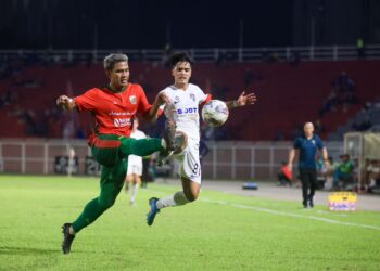 NAZMI Faiz Mansor (kanan) dicabar pemain Kelantan United pada aksi Liga Super di Stadium Sultan Muhammad IV, KOta Bhaur, Kelantan sebentar tadi-UTUSAN/KAMARUL BISMI KAMARUZAMAN