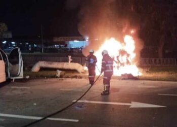 ANGGOTA pasukan Bomba dan Penyelamat Kluang menjalankan kerja-kerja memadamkan kebakaran pada kereta Toyota Vios selepas terlibat dalam kemalangan di Kilometer 49.5 Jalan Batu Pahat Mersing berhampiran Institut Tadbiran Awam Negara (INTAN) dekat sini awal pagi tadi.