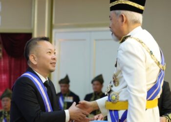 YANG Dipertua Negeri Sabah, Tun Juhar Mahiruddin (kanan) menyampaikan darjah kebesaran, bintang dan pingat kehormatan Sabah, Panglima Gemilang Darjah Kinabalu (PGDK) yang membawa gelaran Datuk kepada Chan Foong Hin sempena Sambutan Ulang Tahun Kelahiran Rasmi Yang Ke-70 Yang Dipertua Negeri Sabah di Istana Seri Kinabalu, 7 Oktober lalu. - BERNAMA