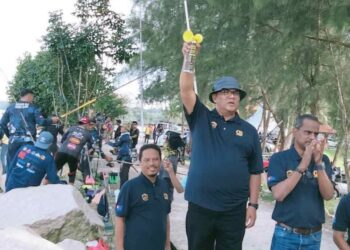 JEFRIDIN ATAN membunyikan hon sebagai gimik perasmian pertandingan memancing Cabaran Pantai Rambah sempena Festival D’ Kukup, Pontian.
