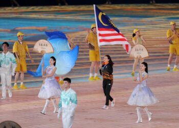 Atlet renang para negara, Carmen Lim diberikan penghormatan membawa Jalur Gemilang ketika Majlis Penutupan Sukan Para Asia Hangzhou 2022 sebentar tadi. (FOTO: MSN)