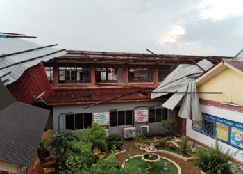 KEADAAN bumbung di blok C yang tercabut di SMK Munshi Abdullah, Batu Berendam, Melaka. - UTUSAN/AMRAN MULUP