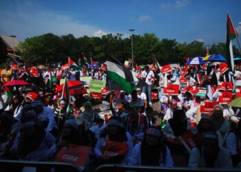 SEBAHAGIAN daripada 5,000 orang menyertai Himpunan Sejuta Pembela Palestin di pekarangan Stadium Hang Jebat, Melaka. - UTUSAN/AMRAN MULUP