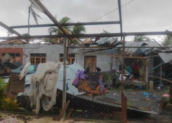 SALAH sebuah rumah yang rosak di bahagian bumbung akibat diterbangkan ribut dalam kejadian puting beliung di Kodiang, Jerlun.