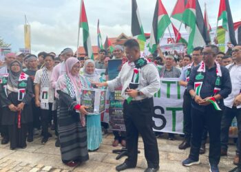 RAZLI Che Razak (kanan) menghulurkan sumbangan peribadi sebagai pelancaran dana membantu rakyat Palestin di UMK Kampus Bachok, Kelantan, hari ini. UTUSAN/TOREK SULONG
