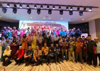 Alumni Anak Kandung Suluh Budiman bergambar dalam majlis penyatuan semula UPSI di Kota Bharu Kelantan baru-baru ini.