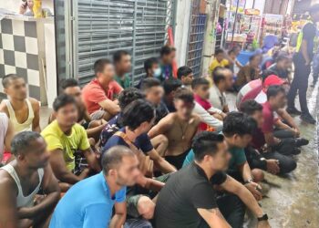 SEBAHAGIAN warga asing yang diperiksa dalam Op Sabong yang dijalankan JIM Negeri Sembilan di sekitar Nilai baru-baru ini.