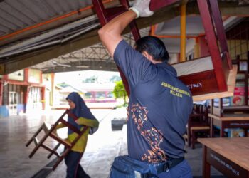 WARGA SMK Munshi Abdullah, Batu Berendam, Melaka melakukan kerja-kerja pembersihan. - UTUSAN/SYAFEEQ AHMAD