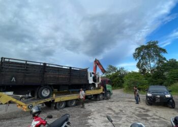 SEBUAH lori 10 tan disita KPDN yang menyerbu stor haram menempatkan minyak diesel bersubsidi di Kawasan Perindustrian Bukit kayu Hitam, Kubang Pasu.