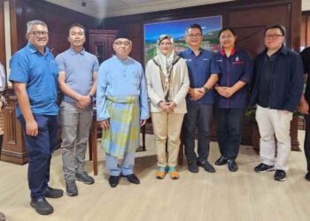 KUNJUNGAN hormat Sharmila Salleh (tengah) dan pegawai YIM ke UMS di Sepanggar, Kota Kinabalu Sabah baru-baru iin.