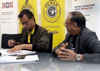 YUSRI Che Lah menandatangani sambungan kontrak bersama Perak FC sambil disaksikan Bobie Farid Shamsudin. - UTUSAN/IHSAN PERAK FC
