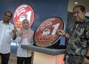 ZAINAL Alhakab Seman (kanan) melancarkan Kempen Kurangkan Gula 2023 di Putrajaya. - UTUSAN/FAIZ ALIF ZUBIR