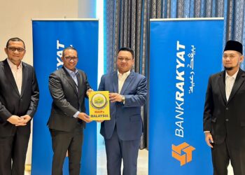 TUANKU Syed Faizuddin Putra Jamalullail menyerahkan cenderamata kepada Nizam Sani di Menara Kembar Bank Rakyat, Kuala Lumpur baru-baru ini.