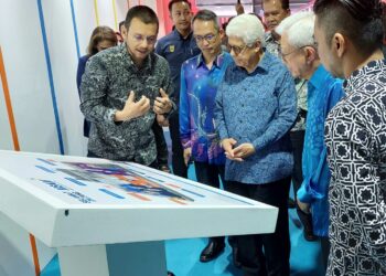 AHMAD FUZI Abdul Razak (tengah) ketika mengunjungi salah satu daripada gerai pameran MSAM di Setia Fontaines, Bertam, Kepala Batas, Pulau Pinang semalam.