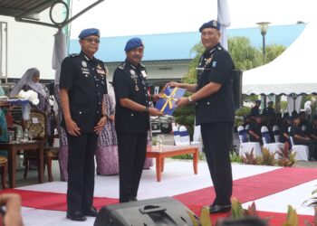 RAZARUDIN Husain menyerahkan penghargaan kepada Shamsol Kassim (kanan) pada majlis sambutan peringatan Hari Polis Marin ke-76 di Dataran Kawad Markas Pasukan Polis Marin Wilayah 1, George Town, Pulau Pinang, hari ini. - Pic: IQBAL HAMDAN