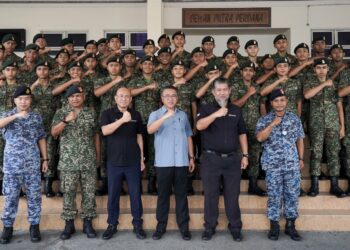 ADLY Zahari bergambar dengan para pelajar selepas Program Cakna Sains, Teknologi dan Inovasi Pertahanan di Sekolah Sultan Alam Shah, Putrajaya. - UTUSAN/FAISOL MUSTAFA