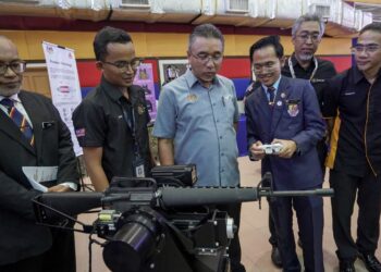 ADLY Zahari melawat ruang pameran selepas Program Cakna Sains, Teknologi dan Inovasi Pertahanan di Sekolah Sultan Alam Shah, Putrajaya. - UTUSAN/FAISOL MUSTAFA