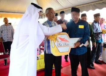 AL-SULTAN ABDULLAH Ri’ayatuddin Al-Mustafa Billah Shah menyerahkan replika kunci Rumah Rakyat Al-Sultan Abdullah (Ru'RASA) kepada penerima di Kampung Pahang Tua di Pekan, Pahang. - FOTO/SHAIKH AHMAD RAZIF