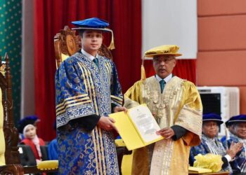 AL-SULTAN ABDULLAH Ri’ayatuddin Al-Mustafa Billah Shah berkenan menyampaikan warkah pemasyhuran Pro-Canselor Universiti Malaysia Pahang Al-Sultan Abdullah (UMPSA) kepada Tengku Hassanal Ibrahim Alam di Dewan Canselori UMPSA, Gambang di Kuantan, Pahang.