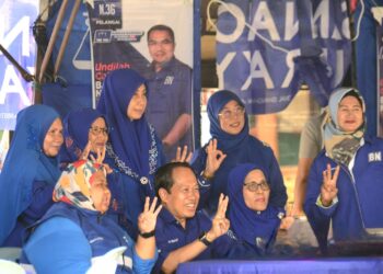 AHMAD Maslan (duduk, tengah) bersama jentera Wanita UMNO ketika melakukan ziarah dari rumah ke rumah di Kampung Bukit Gajah, Pelangai di Bentong, Pahang. - FOTO/SHAIKH AHMAD RAZIF