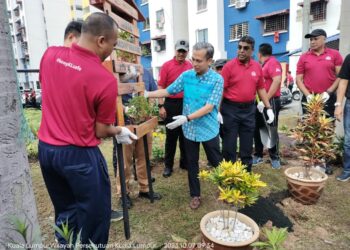 MENTERI Komunikasi dan Digital, Fahmi Fadzil (tengah) merasmikan Program Pembersihan di PPR Kampung Limau, Pantai Dalam, Kuala Lumpur, hari ini.