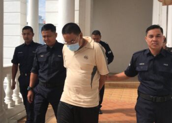 ABDUL  Halim Ismail (tengah) didakwa di Mahkamah Sesyen Ipoh hari ini atas dua pertuduhan melakukan amang seksual fizikal terhadap anak murid lelaki berusia 12 tahun di Pulau Pangkor pada Jun lalu. - UTUSAN/ASLIZA MUSA