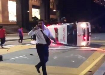 KEADAAN ambulans terbalik akibat dirempuh kereta mewah di di persimpangan lampu isyarat Lebuh Bestari, Putrajaya.