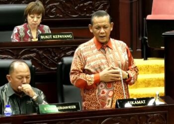 AMINUDDIN Harun sewaktu penggulungan Usul Menjunjung Kasih Titah Ucapan Diraja Persidangan Kedua (Perasmian) Penggal Pertama, DUN Negeri Sembilan Yang Ke-15 di Seremban hari ini.