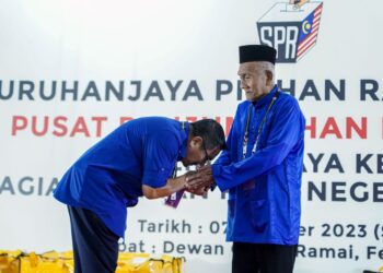 AMIZAR Abu Adam (kiri) mencium tangan ayahnya, Abu Adam Juasi selepas diumumkan memenangi Pilihan Raya Kecil (PRK) Dewan Undangan Negeri (DUN) Pelangai di Dewan Orang Ramai Felda Kemasul - FOTO/FARIZ RUSADIO