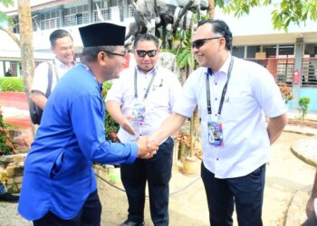 AMIZAR Abu Adam ketika di pekarangan Sekolah Menengah Kebangsaan (SMK) Chemomoi bagi meninjau proses PRK DUN Pelangai, Bentong, Pahang, hari ini.