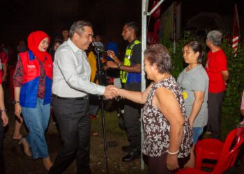 ANTHONY Loke (tengah) beramah mesra dengan penduduk tempatan pada Pesta Tanglung Telemong di Bilik Gerakan Kerajaan Perpaduan Kampung Telemong, Pelangai di Bentong, Pahang.