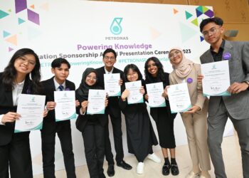 NOR Kamilah Aina Mohamad Kamal (dua dari kanan) bersama sebahagian pelajar cemerlang SPM 2022 yang menerima tajaan pendidikan Petronas di Kuala Lumpur, baru-baru ini.