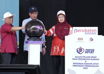 ANWAR Ibrahim (tengah) menyempurnakan gimik Pelancaran Skim Perubatan Madani dan Program Madani Afiat Peringkat Kebangsaan 2023 di Ipoh hari ini. - UTUSAN/MUHAMAD NAZREEN SYAH MUSTHAFA