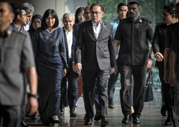 ANWAR Ibrahim ketika hadir pelancaran Simposium 'The Path Towards Greater Prosperity For Malaysia' di Pusat Konvensyen Antarabangsa Putrajaya (PICC), Putrajaya. - UTUSAN/FAIZ ALIF ZUBIR