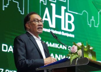 ANWAR Ibrahim berucap pada Majlis Pelancaran Unit Tambahan Amanah Hartanah Bumiputera (AHB), di Connexion Conference & Event Centre, Kuala Lumpur, hari ini. - UTUSAN/SHIDDIEQIIN ZON